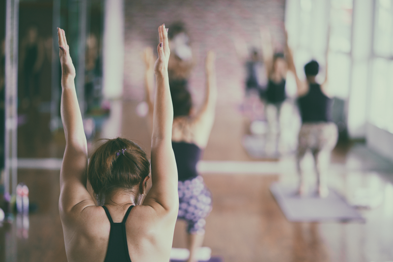 Faut-il pratiquer le yoga seul ou en groupe ?