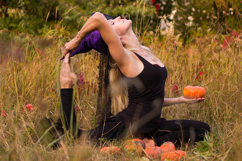 5 poses de yoga inspirées d’Halloween